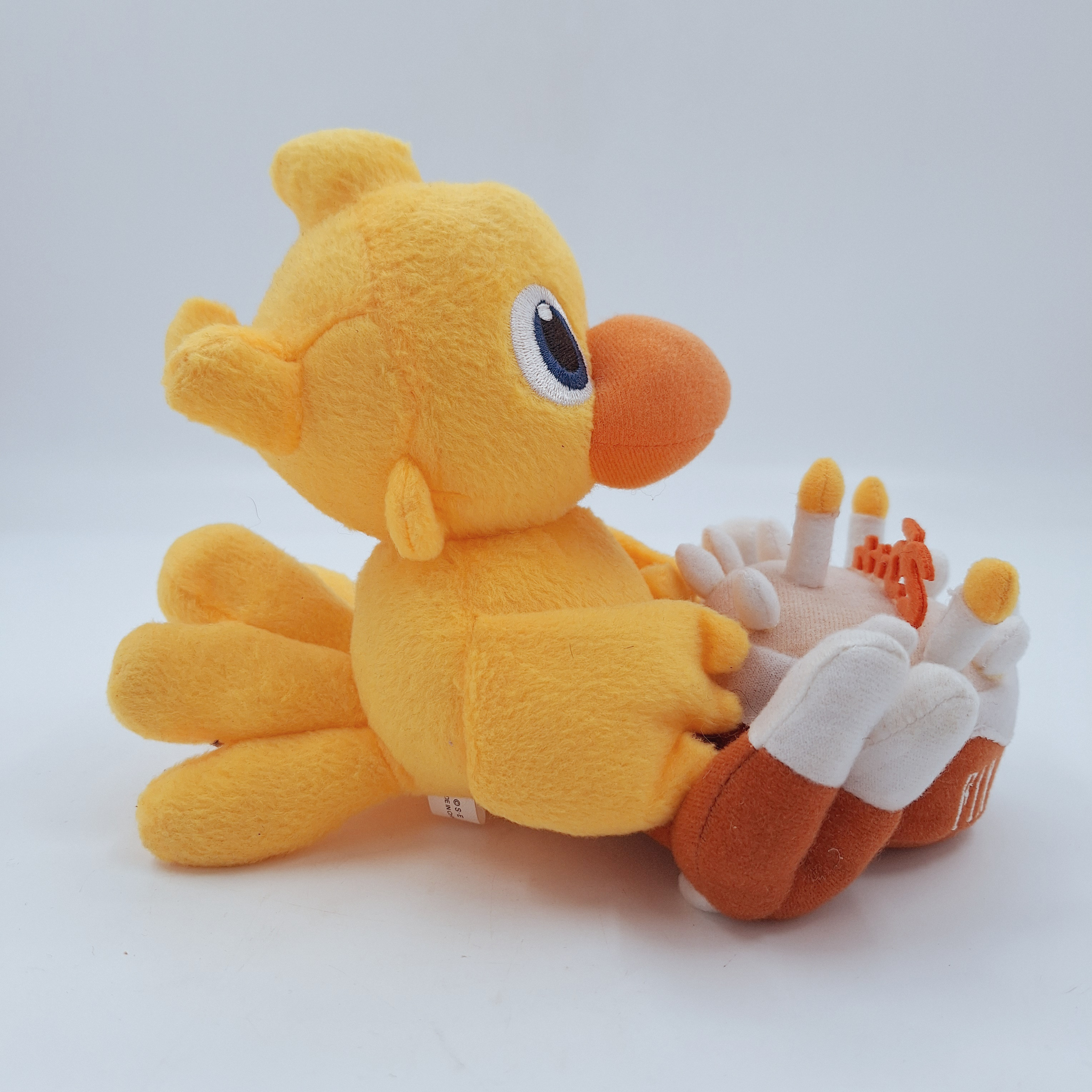 Peluche Chocobo « 25 th Anniversary » de la saga de jeux vidéo Final fantasy de la marque Square Enix. Très bon état - Vue 5 - 